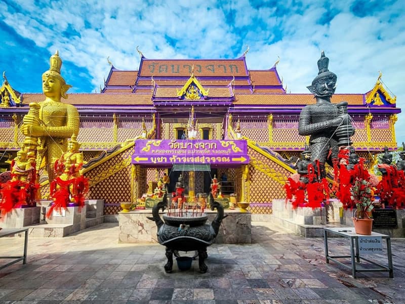 พญานาคหน้าโบสถ์ วัดบางจาก นนทบุรี จุดไหว้สายมู