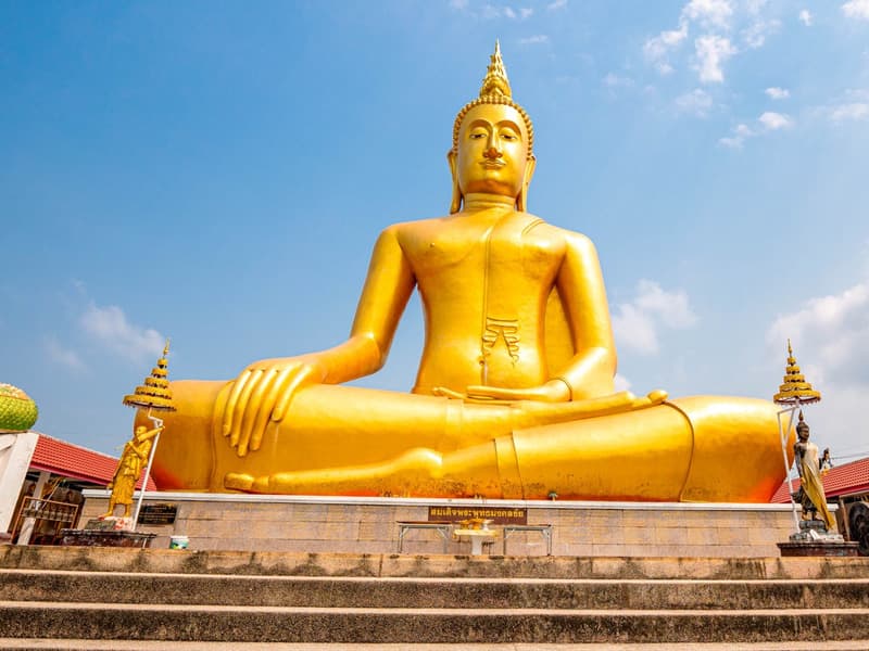 สมเด็จพระพุทธมงคลชัย หรือ หลวงพ่อโต ประดิษฐานอยู่ริมแม่น้ำเจ้าพระยา