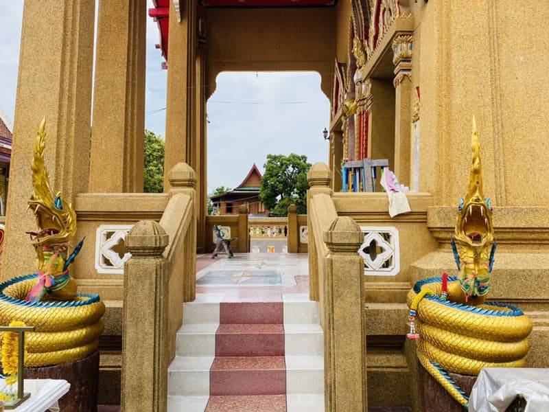 องค์พญานาคทางเข้าเข้าอุโบสถ ขอเรื่องการเงิน โชคลาภ