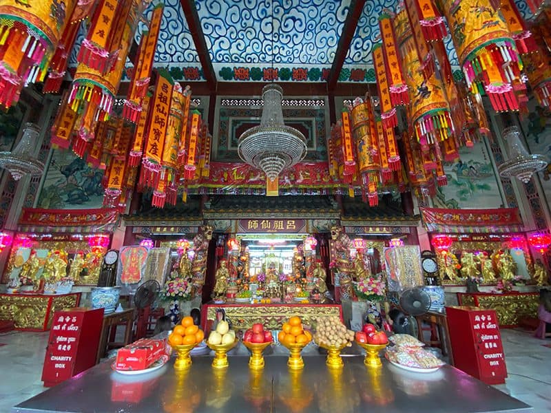 แท่นไหว้เทพเจ้าภายในศาล