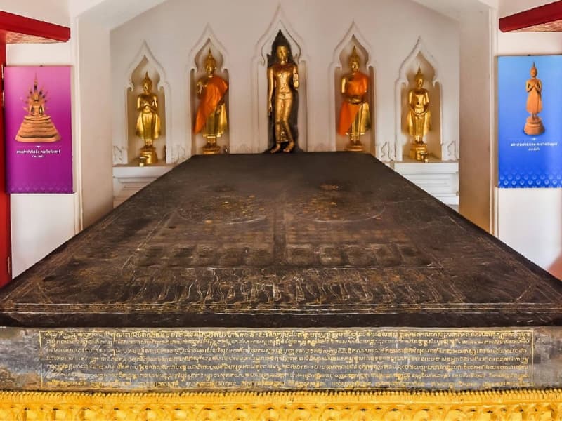 พระพุทธบาทจำลองที่วัดบวรนิเวศวิหาร