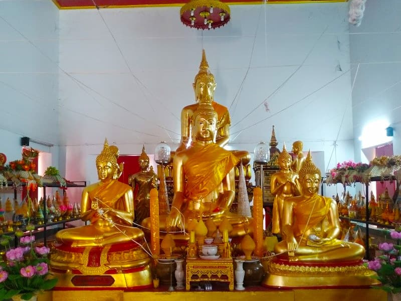 พระพุทธรูปซึ่งเป็นพระประธานเก่าแก่ ในพระอุโบสถ วัดไก่เตี้ย