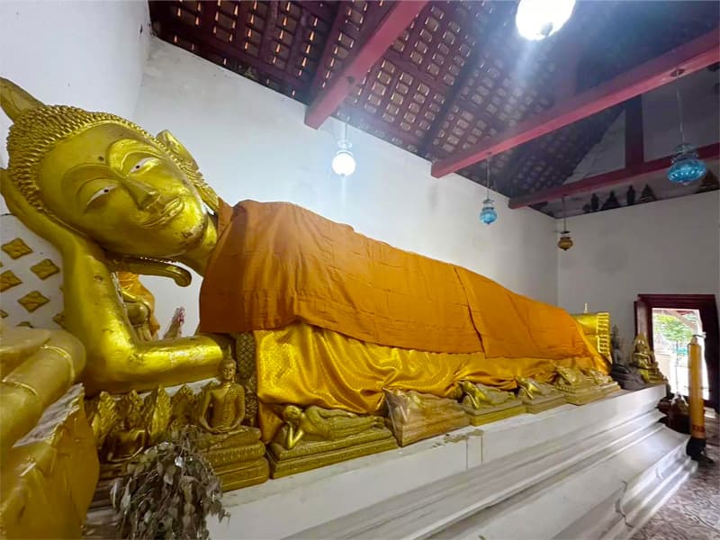 พระนอน อายุ 200 ปี วัดมะขาม 