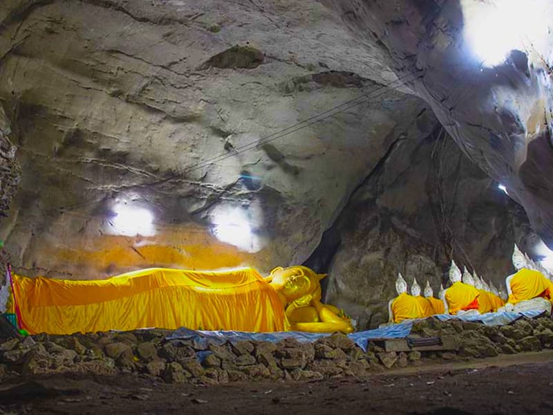 พระนอนภายในถ้ำวัดอ่าวน้อย