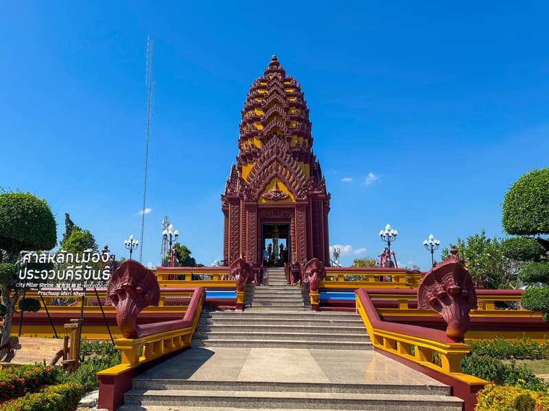 ป้ายข้อมูลศาลหลักเมืองประจวบคีรีขันธ์ จังหวัดประจวบคีรีขันธ์ เวลาเปิด 08.00-19.00 น.
