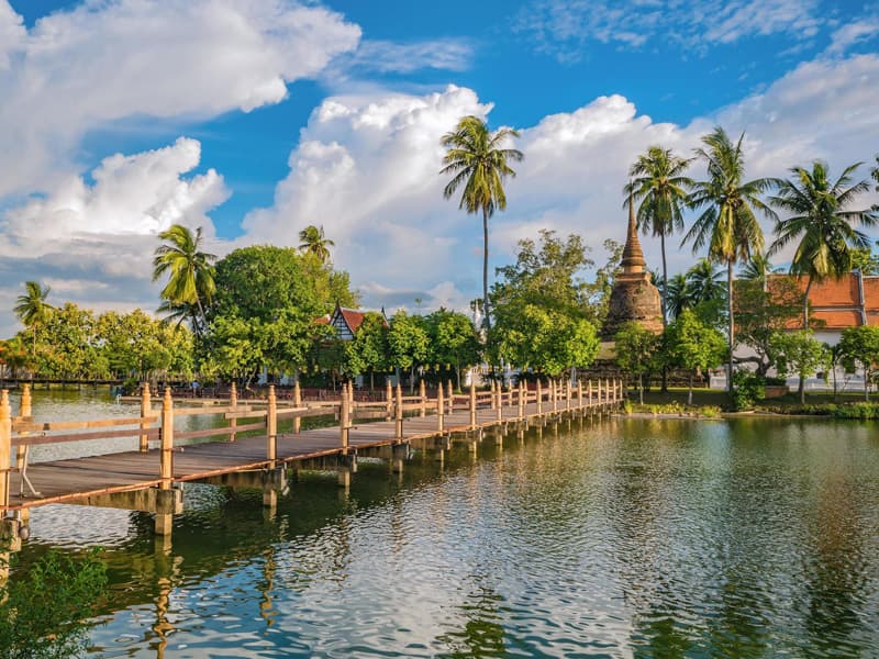 สะพานเข้าสู่วัดตระพังทอง