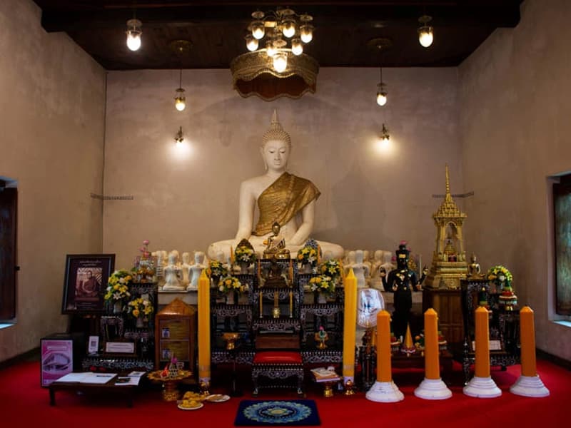 พระพุทธรูปภายในวัดตระพังทอง