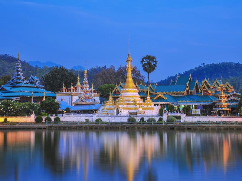 วัดจองคำ แม่ฮ่องสอน ริมหนองจองคำ