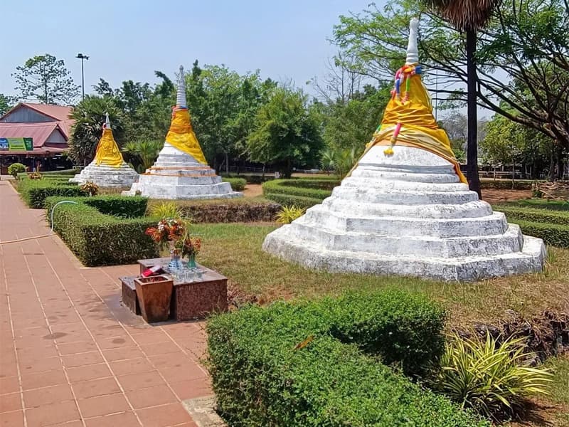 บรรยากาศบริเวณพระเจดีย์สามองค์
