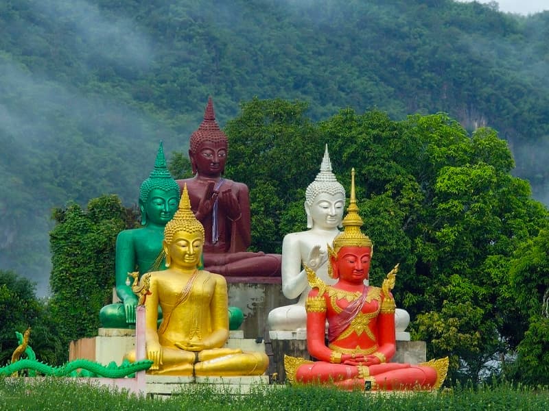 พระพุทธรูปภายในวัดหาดงิ้ว