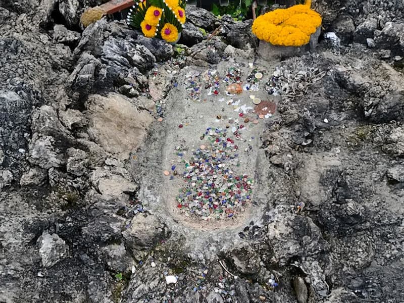 รอยพระพุทธบาทภายในวัด