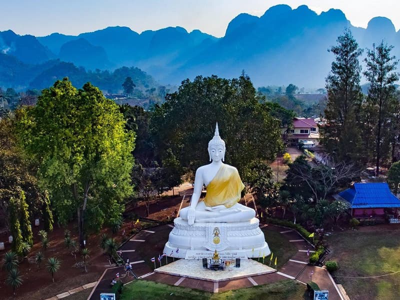 พระพุทธรูปภายในวัด