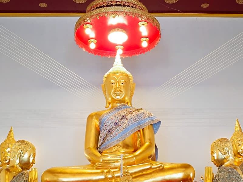 หลวงพ่อสำเร็จ พระประธานหินทรายแดง