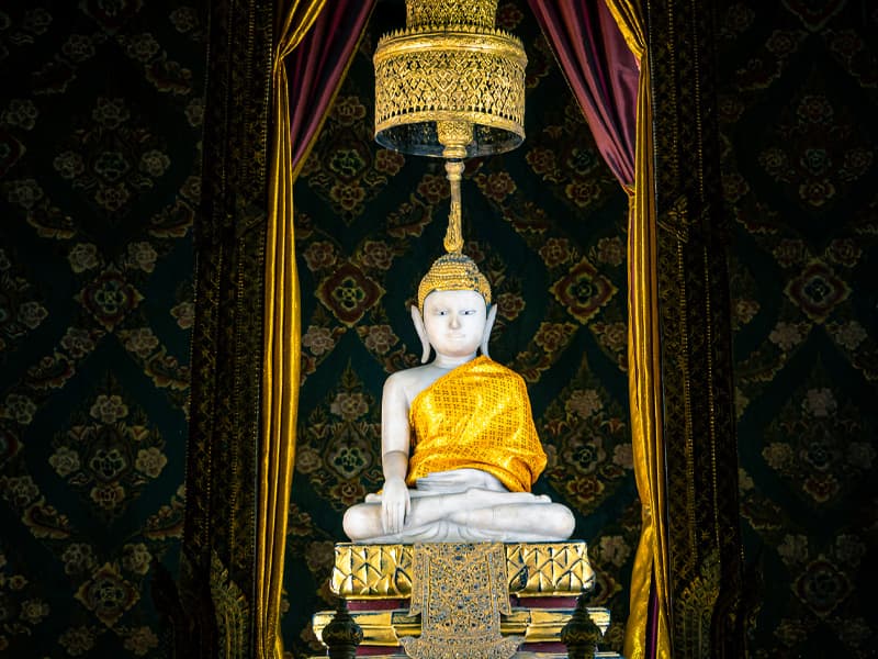 หลวงพ่อขาว ในพระอุโบสถวัดเทพธิดาราม