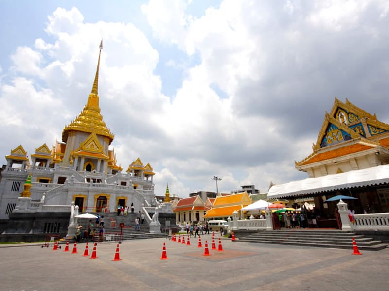 บรรยากาศภายในวัดไตรมิตร