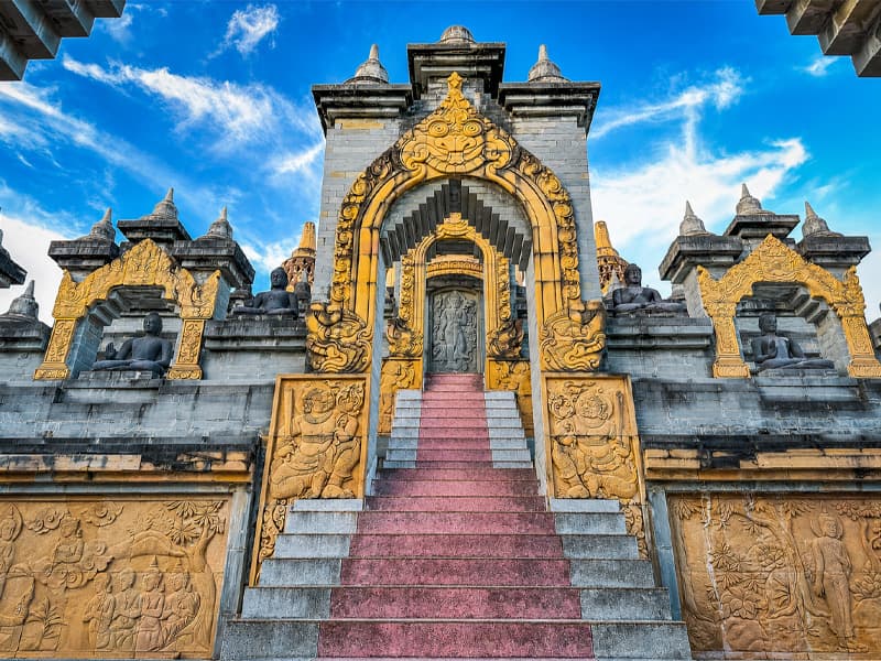 ภาพแกะสลักนูนสูงภายในวัดประชาคมวนาราม จังหวัดร้อยเอ็ด